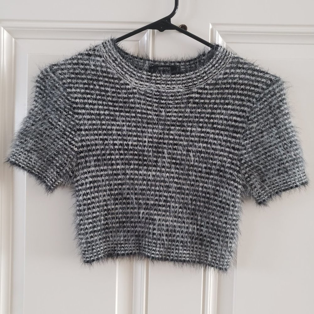 FOREVER 21 Crew Neck Fuzzy Crop Black/White Top SZ S